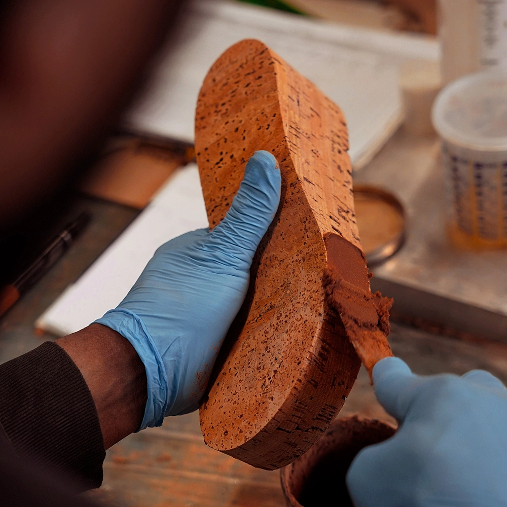 Processo di stesura del prodotto sulla suola in sughero Buiatti