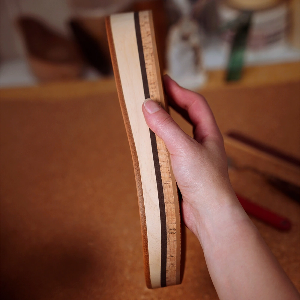 Operatrice addetta al controllo qualità ispeziona suola Buiatti